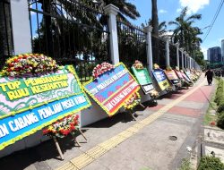 Wujud Kekecewaan, Ratusan Karangan Bunga Tolak RUU Kesehatan Omnibuslaw Penuhi Gedung DPR-RI