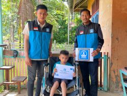 Media Perawat Peduli Serahkan (Kursi Roda) Ke Anak RZK di Geuredong Pasee Kab. Aceh utara